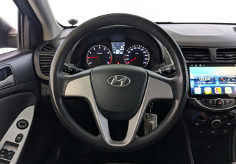 Подержанный автомобиль Hyundai Solaris Sedan 2011 года (24 фото)