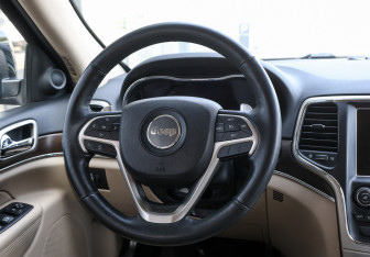 Подержанный автомобиль Jeep Grand Cherokee 2016 года (17 фото)