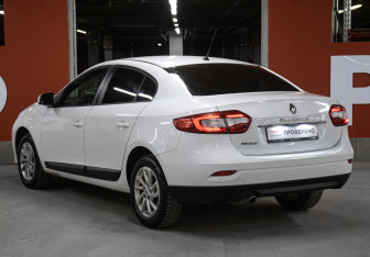 Подержанный автомобиль Renault Fluence 2016 года (7 фото)