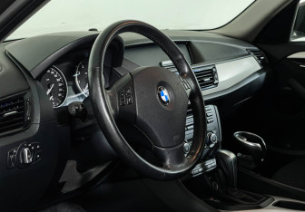 Подержанный автомобиль BMW X1 2014 года (10 фото)