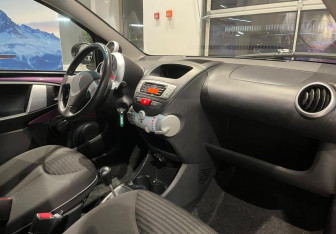 Подержанный автомобиль Peugeot 107 2012 года (11 фото)