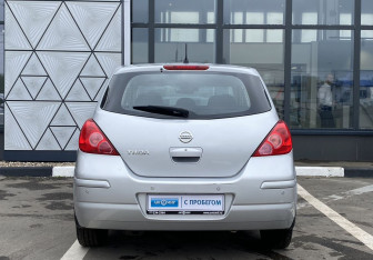 Подержанный автомобиль Nissan Tiida Hatchback 2010 года (6 фото)