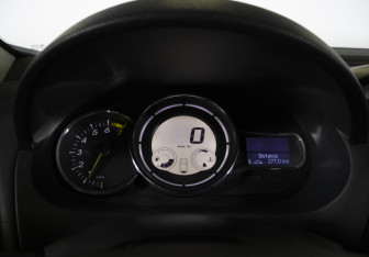 Подержанный автомобиль Renault Fluence 2012 года (11 фото)