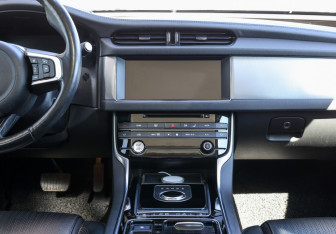 Подержанный автомобиль Jaguar XF Sedan 2018 года (15 фото)