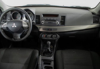 Подержанный автомобиль Mitsubishi Lancer Sedan 2012 года (11 фото)