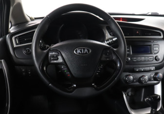 Подержанный автомобиль Kia Ceed Hatchback 2015 года (17 фото)