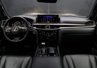 Подержанный автомобиль Lexus LX 2018 года (13 фото)