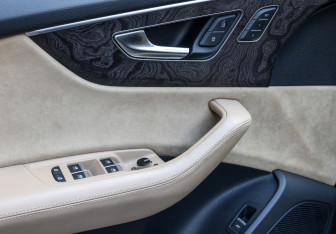 Подержанный автомобиль Audi Q8 2019 года (25 фото)