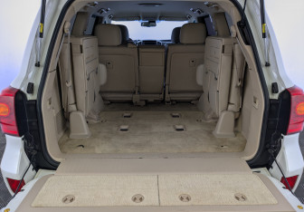 Подержанный автомобиль Toyota Land Cruiser Suv 2014 года (7 фото)