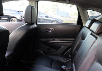 Подержанный автомобиль Nissan Qashqai 2010 года (10 фото)