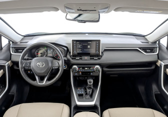 Подержанный автомобиль Toyota RAV4 2021 года (14 фото)