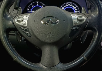 Подержанный автомобиль Infiniti QX70 2013 года (14 фото)