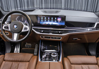Подержанный автомобиль BMW X7 2022 года (16 фото)