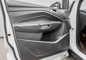 Подержанный автомобиль Ford Kuga 2015 года (20 фото)