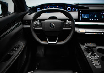 Подержанный автомобиль Changan UNI-V 2024 года (9 фото)