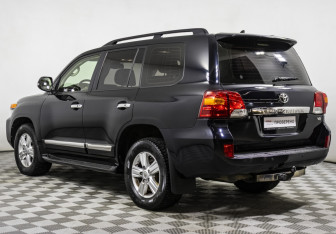Подержанный автомобиль Toyota Land Cruiser Suv 2015 года (7 фото)