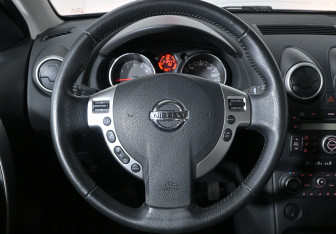 Подержанный автомобиль Nissan Qashqai+2 2009 года (10 фото)