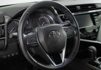 Подержанный автомобиль Toyota Camry Sedan 2019 года (15 фото)