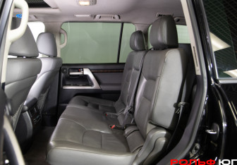 Подержанный автомобиль Toyota Land Cruiser Suv 2010 года (8 фото)