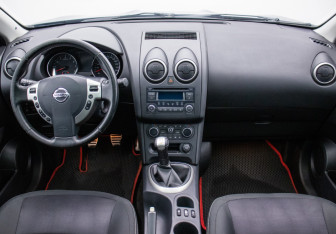 Подержанный автомобиль Nissan Qashqai+2 2012 года (13 фото)