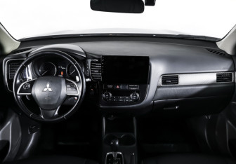Подержанный автомобиль Mitsubishi Outlander 2014 года (17 фото)