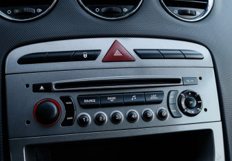 Подержанный автомобиль Peugeot 308 Hatchback 2012 года (12 фото)