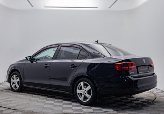 Подержанный автомобиль Volkswagen Jetta Sedan 2015 года (3 фото)