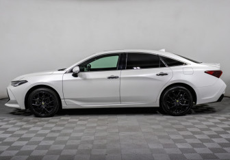 Подержанный автомобиль Toyota Avalon 2022 года (8 фото)