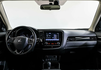 Подержанный автомобиль Mitsubishi Outlander 2020 года (6 фото)