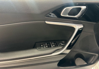 Подержанный автомобиль Kia Ceed Hatchback 2018 года (17 фото)