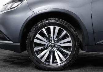 Подержанный автомобиль Mitsubishi Outlander 2019 года (25 фото)