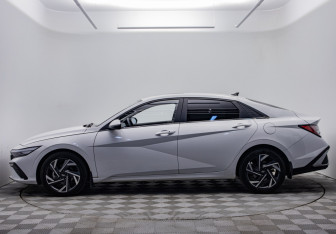 Подержанный автомобиль Hyundai Elantra Sedan 2023 года (2 фото)