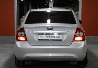 Подержанный автомобиль Ford Focus Sedan 2010 года (6 фото)