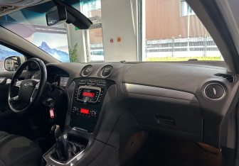 Подержанный автомобиль Ford Mondeo Sedan 2012 года (10 фото)