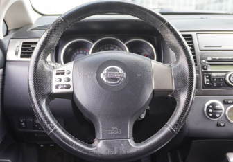 Подержанный автомобиль Nissan Tiida Sedan 2007 года (14 фото)
