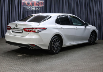 Подержанный автомобиль Toyota Camry Sedan 2022 года (5 фото)