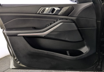 Подержанный автомобиль BMW X5 2021 года (19 фото)