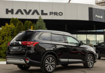 Подержанный автомобиль Mitsubishi Outlander 2019 года (5 фото)