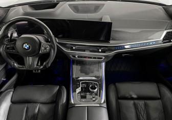 Подержанный автомобиль BMW X7 2024 года (11 фото)