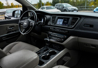 Подержанный автомобиль Kia Carnival 2020 года (11 фото)