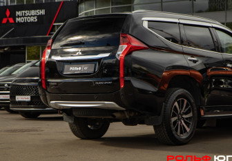 Подержанный автомобиль Mitsubishi Pajero Sport 2018 года (21 фото)