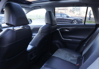 Подержанный автомобиль Toyota RAV4 2023 года (10 фото)