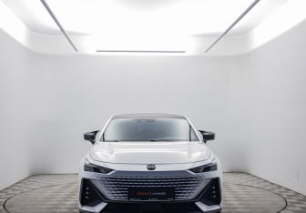 Подержанный автомобиль Changan UNI-V 2023 года (2 фото)