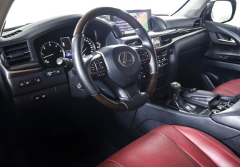 Подержанный автомобиль Lexus LX 2016 года (18 фото)