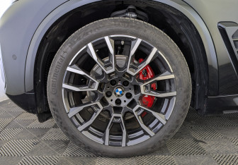 Подержанный автомобиль BMW X5 2025 года (12 фото)