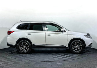 Подержанный автомобиль Mitsubishi Outlander 2015 года (4 фото)