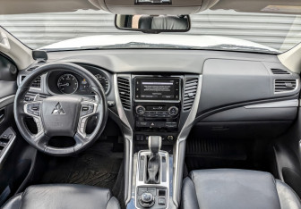 Подержанный автомобиль Mitsubishi Pajero Sport 2019 года (14 фото)