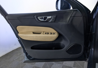 Подержанный автомобиль Volvo XC60 2020 года (19 фото)