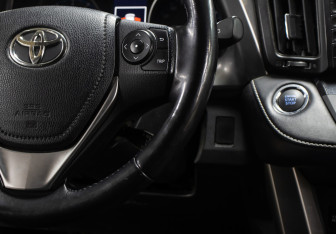 Подержанный автомобиль Toyota RAV4 2019 года (16 фото)