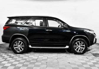 Подержанный автомобиль Toyota Fortuner 2017 года (4 фото)